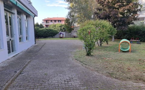 Cortile della materna Boves: i bambini torneranno a usarlo dopo le vacanze pasquali