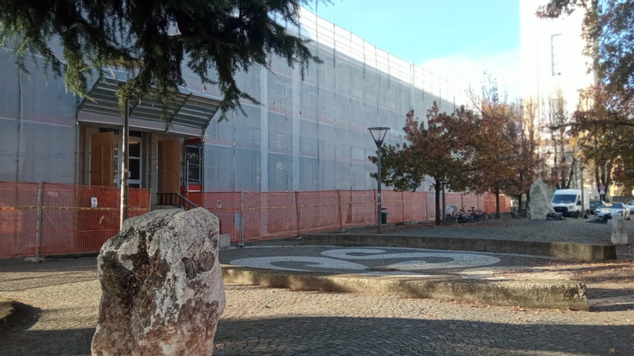 La scuola primaria Manzoni finalmente si libera dalle impalcature