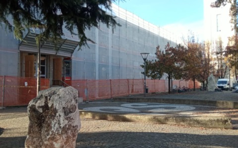 La scuola primaria Manzoni finalmente si libera dalle impalcature