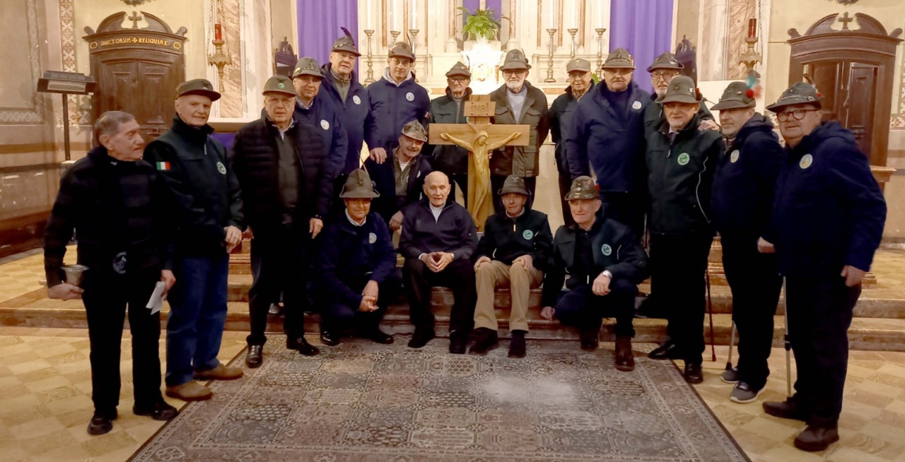 Gli Alpini donano un crocifisso realizzato con il legno del campanile del Santuario