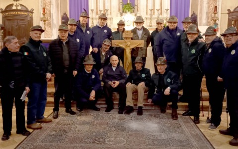 Gli Alpini donano un crocifisso realizzato con il legno del campanile del Santuario
