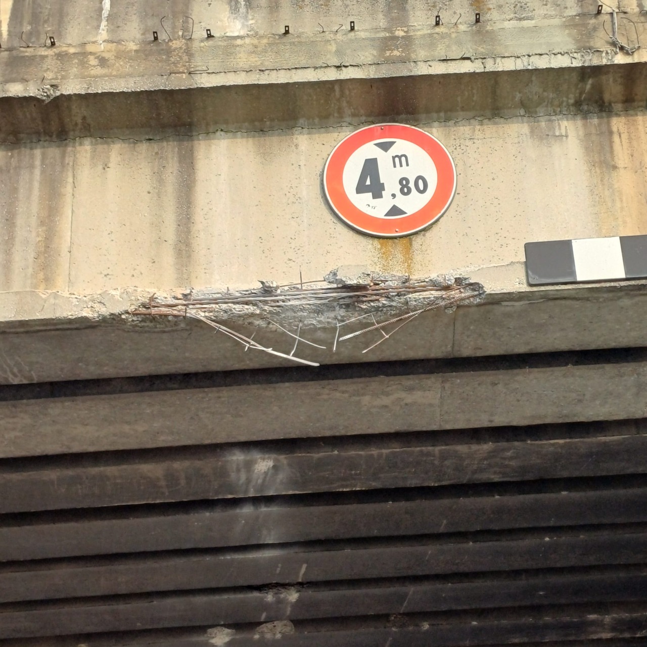 Mezzo pesante colpisce il ponte sulla Sp13: pezzi di cemento in carreggiata