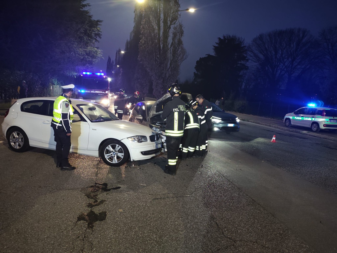 Scontro tra auto, intervengono ambulanza, pompieri e Polizia Locale