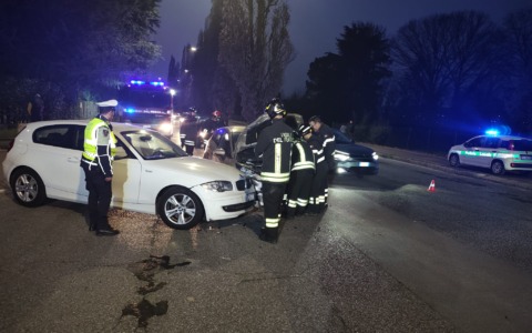 Scontro tra auto, intervengono ambulanza, pompieri e Polizia Locale