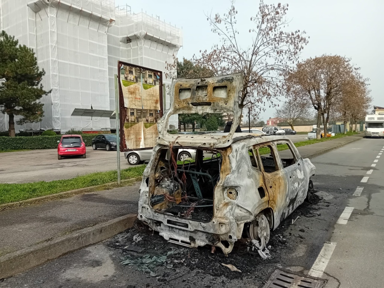 Il piromane colpisce ancora: un’altra auto in fiamme nella notte