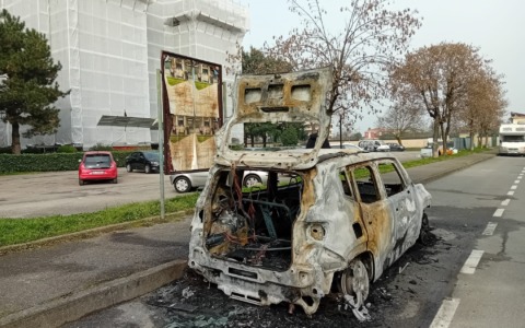 Il piromane colpisce ancora: un’altra auto in fiamme nella notte