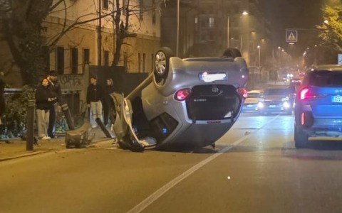 Perde il controllo dell’auto e si ribalta. Arrivano i Vigili del fuoco
