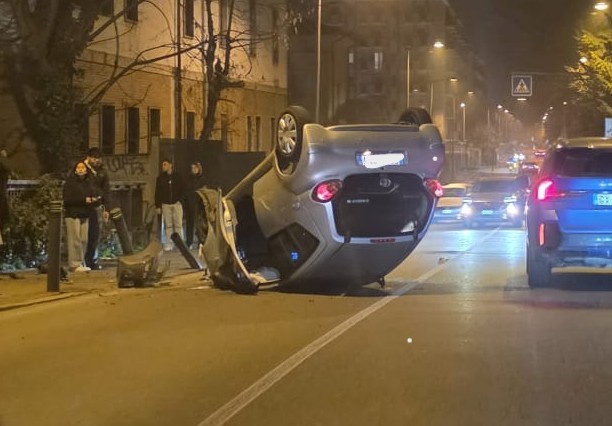 Perde il controllo dell’auto e si ribalta. Arrivano i Vigili del fuoco