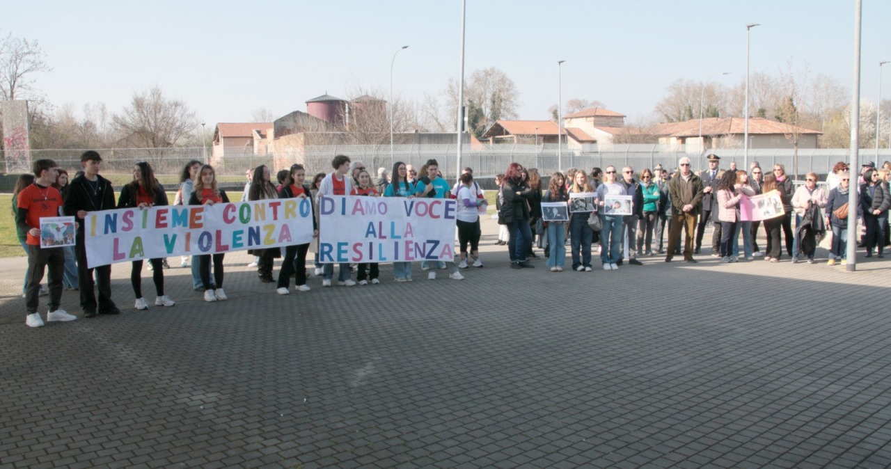 Gli studenti del Liceo Giordano Bruno in marcia contro la violenza sulle donne