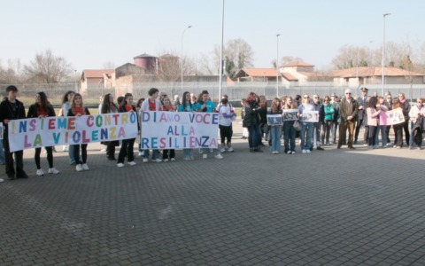 Gli studenti del Liceo Giordano Bruno in marcia contro la violenza sulle donne