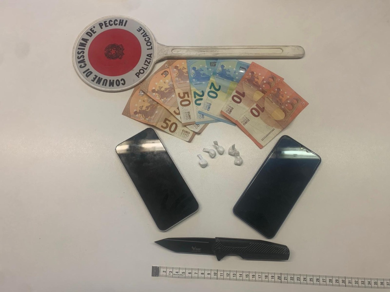 Irregolare in Italia trovato in possesso di cocaina e di un coltello