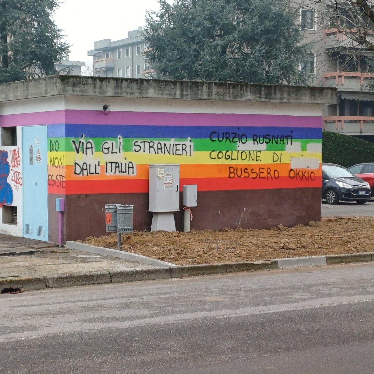 I vandali contro l’ex sindaco: insulti e minacce sulla cabina dedicata alla pace