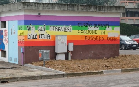 I vandali contro l’ex sindaco: insulti e minacce sulla cabina dedicata alla pace