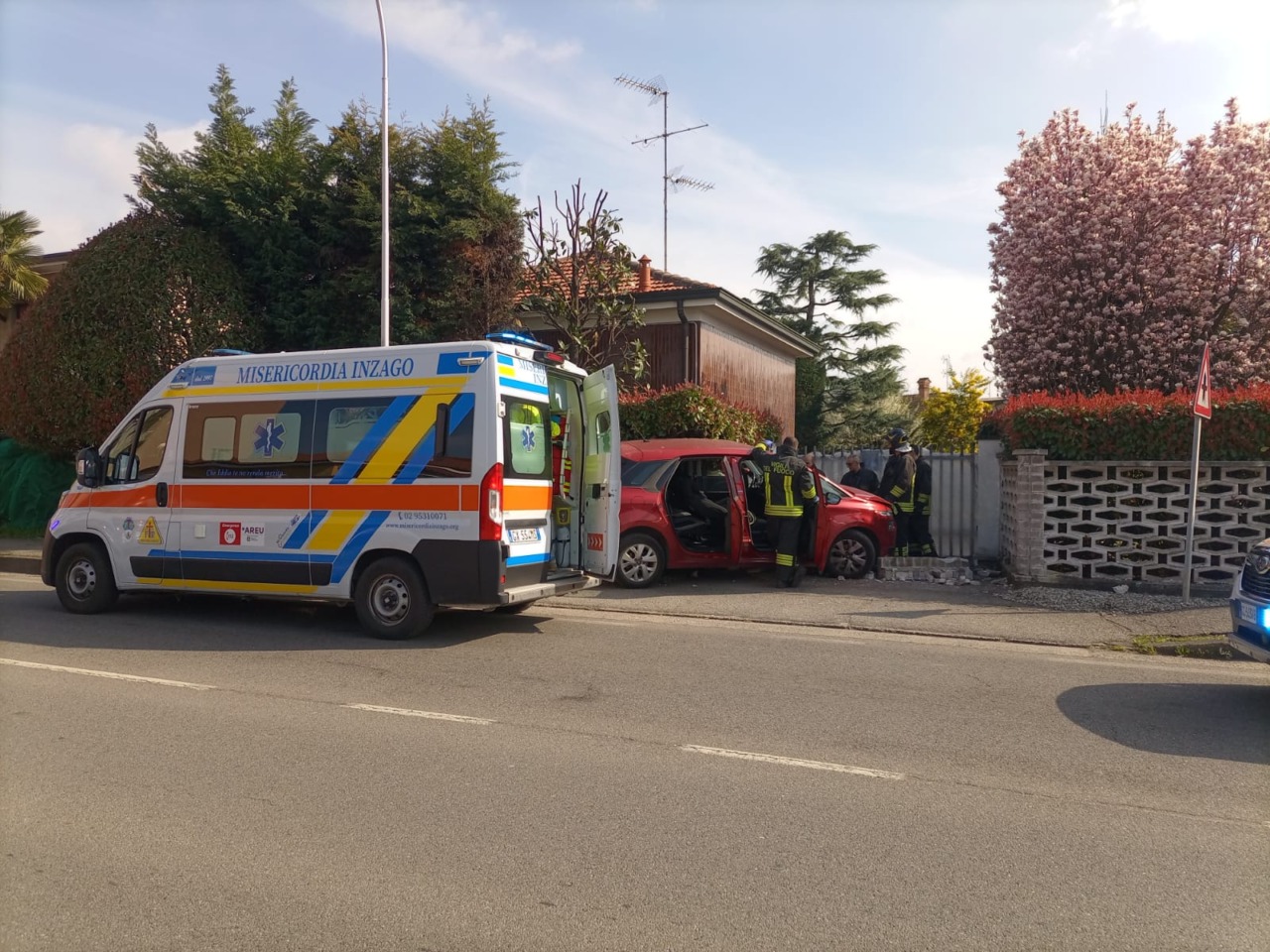 Perde il controllo dell’auto e si schianta contro una recinzione