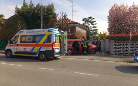 Perde il controllo dell’auto e si schianta contro una recinzione
