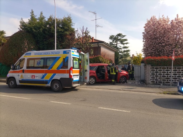 Perde il controllo dell’auto e si schianta contro una recinzione