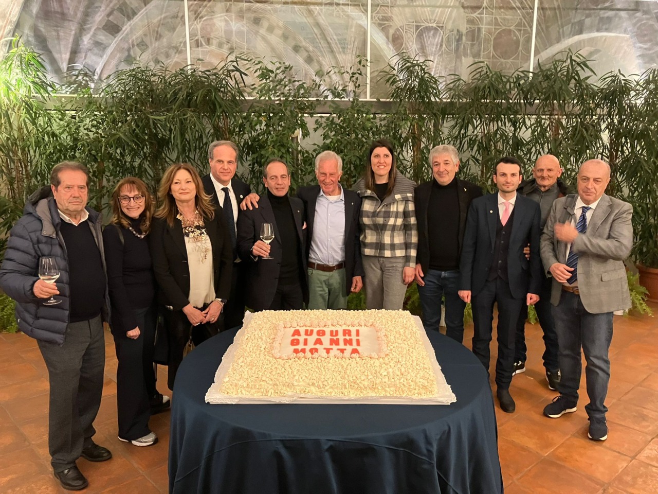 Il Giro fa tappa al Castello Visconteo per omaggiare il grande campione Gianni Motta