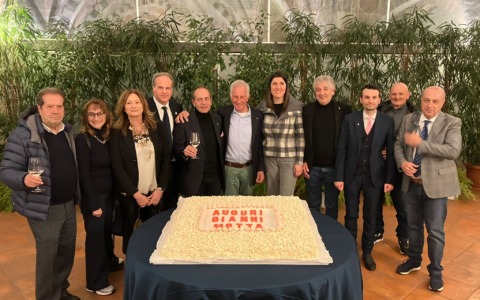 Il Giro fa tappa al Castello Visconteo per omaggiare il grande campione Gianni Motta