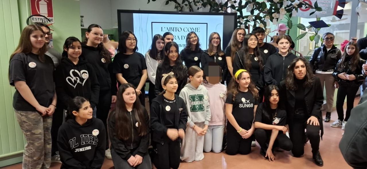 Gli studenti delle medie diventano stilisti: la mostra degli abiti da loro realizzati