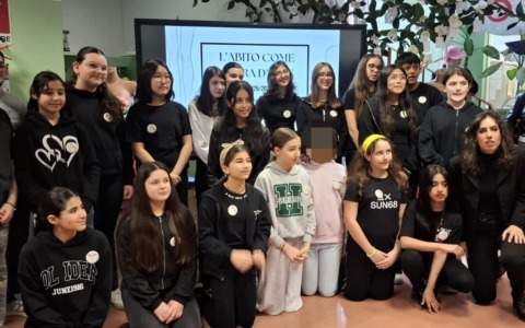 Gli studenti delle medie diventano stilisti: la mostra degli abiti da loro realizzati