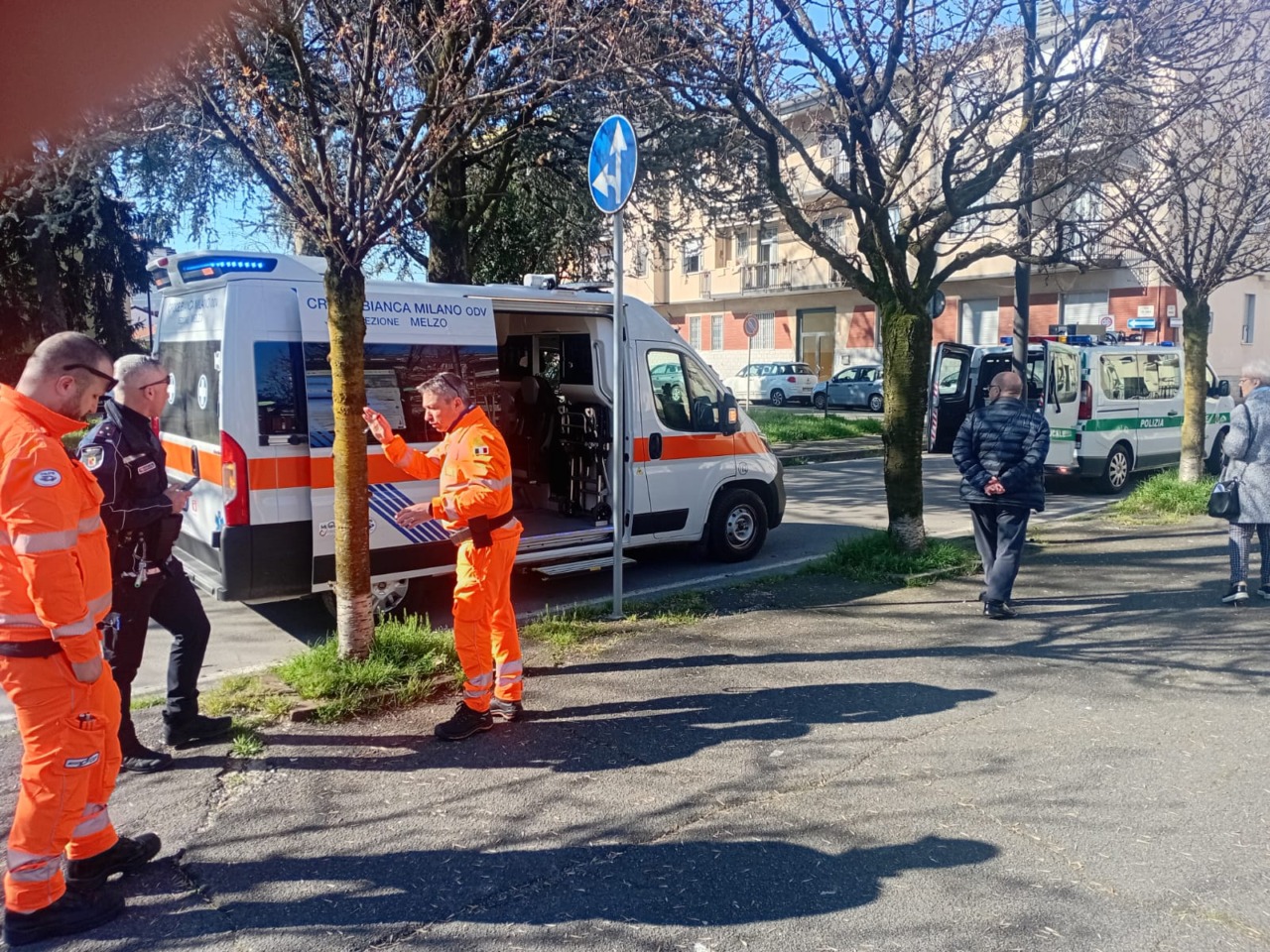 Inciampa nel marciapiede e cade rovinosamente a terra: anziana portata in Pronto soccorso