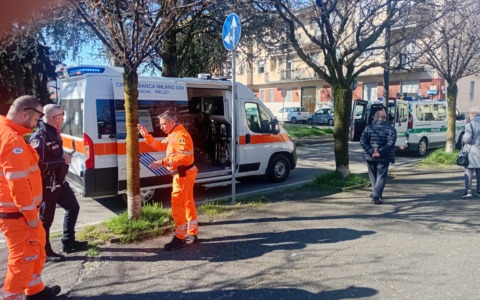 Inciampa nel marciapiede e cade rovinosamente a terra: anziana portata in Pronto soccorso
