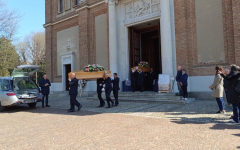 Folla ai funerali di genero e suocera che hanno perso la vita in un incidente stradale a Caravaggio