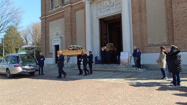Folla ai funerali di genero e suocera che hanno perso la vita in un incidente stradale a Caravaggio