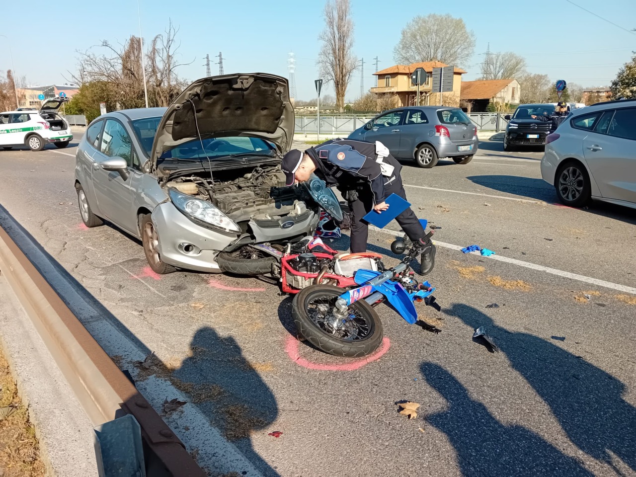Cade dalla moto e viene travolto da un’auto: 17enne trasportato in elisoccorso