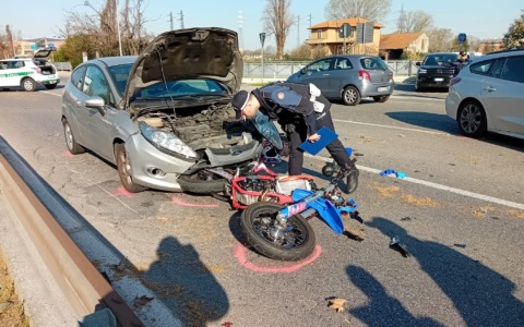Cade dalla moto e viene travolto da un’auto: 17enne trasportato in elisoccorso