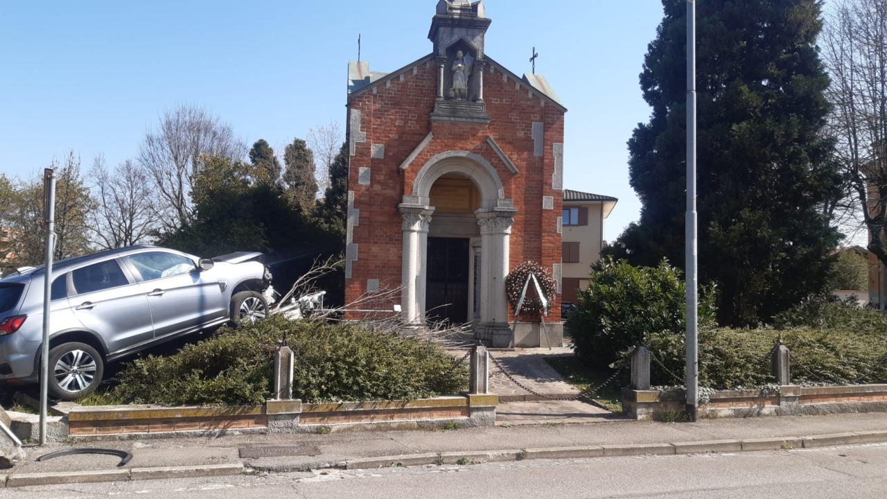 Perde il controllo dell’auto e finisce nel cespuglio di un’aiuola