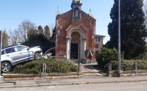Perde il controllo dell’auto e finisce nel cespuglio di un’aiuola