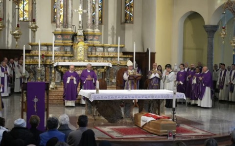 Una folla commossa ha dato l’ultimo saluto a don Massimo Donghi