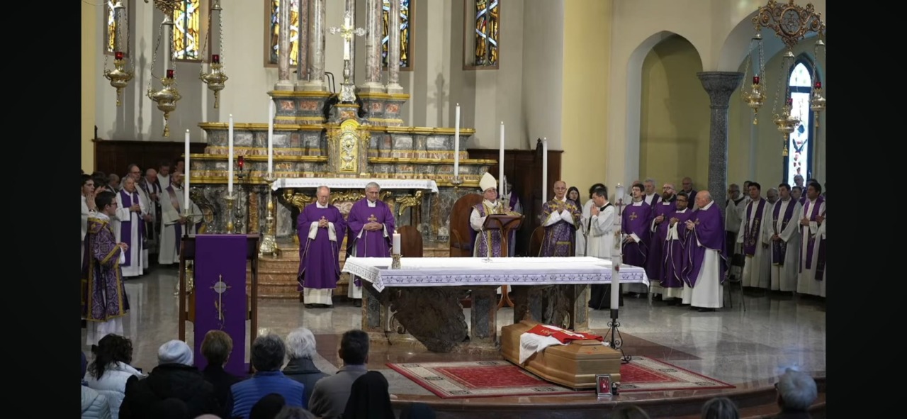 Una folla commossa ha dato l’ultimo saluto a don Massimo Donghi