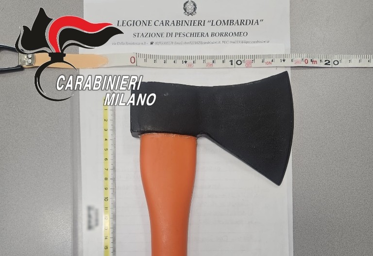 Chiede un ultimo appuntamento all’ex fidanzata 16enne e si presenta con un’accetta: arrestato