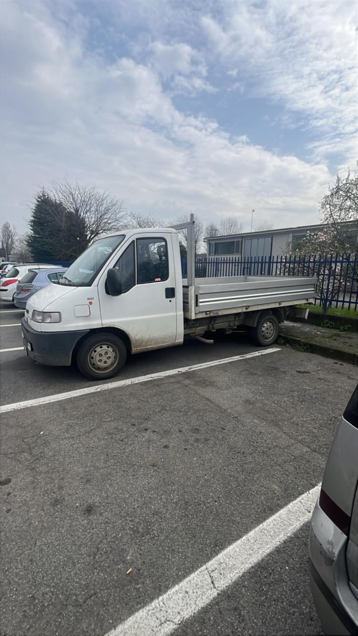 La Polizia Locale trova due furgoni in sosta irregolare: erano stati rubati