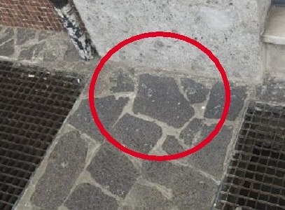 Lancia un bicchiere di vetro dal balcone e sfiora due bambini in strada