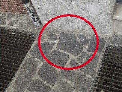 Lancia un bicchiere di vetro dal balcone e sfiora due bambini in strada