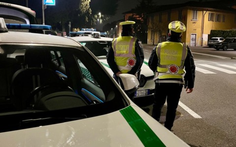 Automobilista ubriaco causa un incidente e si dà alla fuga. Preso dalla Polizia Locale