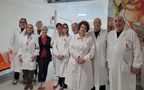 In tutti gli ospedali della Martesana un fiocco rosso contro la violenza sulle donne