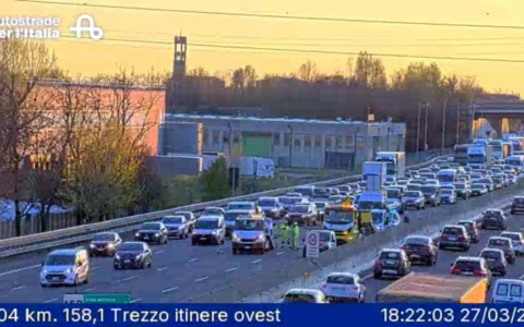 Incidente tra auto in A4: code per la rimozione dei veicoli
