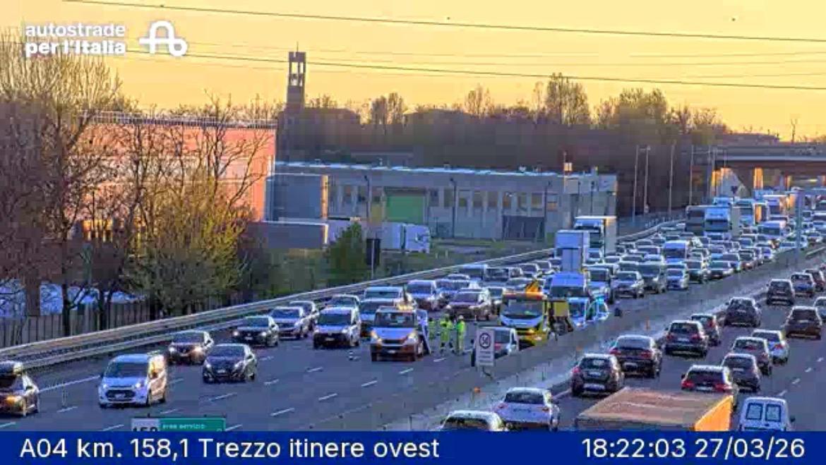 Incidente tra auto in A4: code per la rimozione dei veicoli