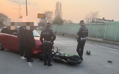 Drogato provoca un incidente con una moto: in auto aveva due grossi coltelli