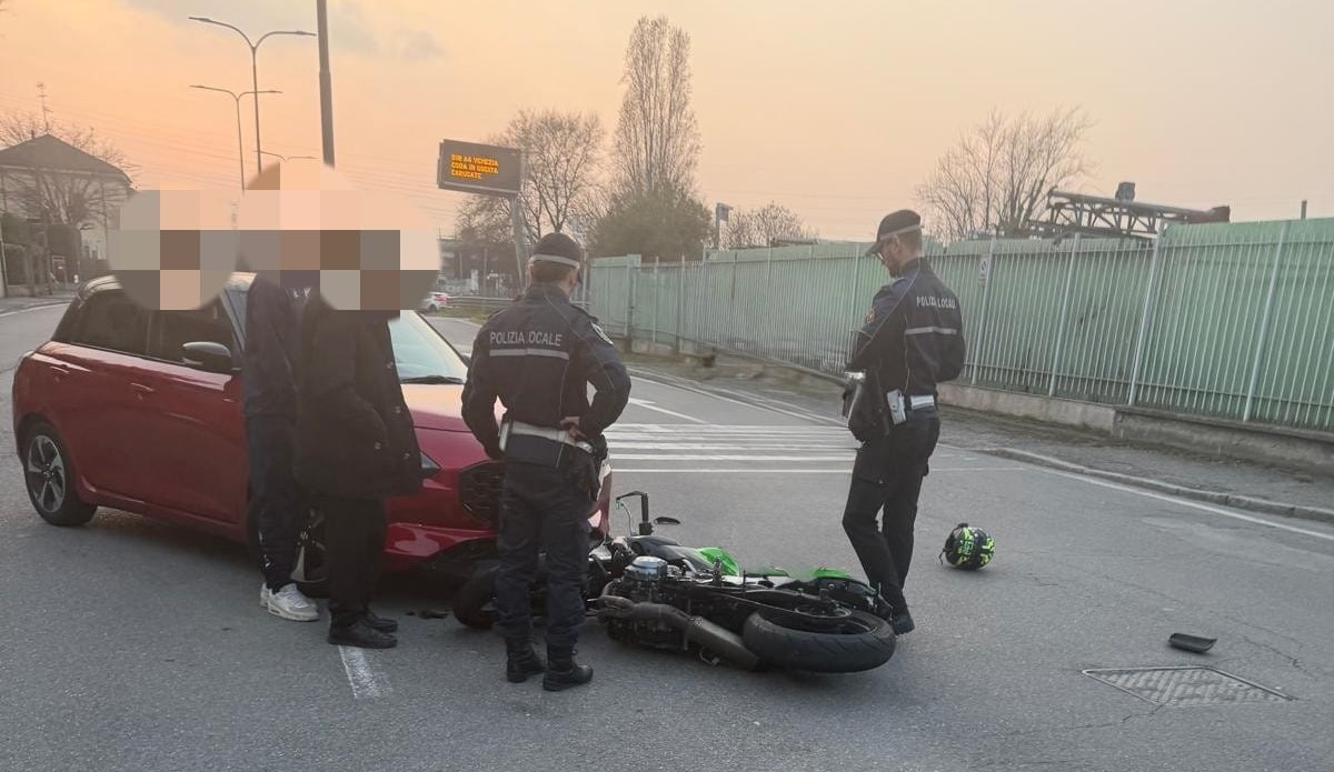 Drogato provoca un incidente con una moto: in auto aveva due grossi coltelli