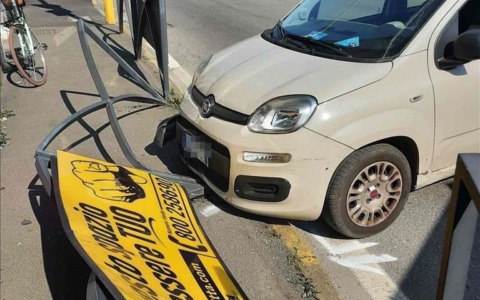 Anziana sbanda con l’auto e abbatte un cartellone a protezione del marciapiede
