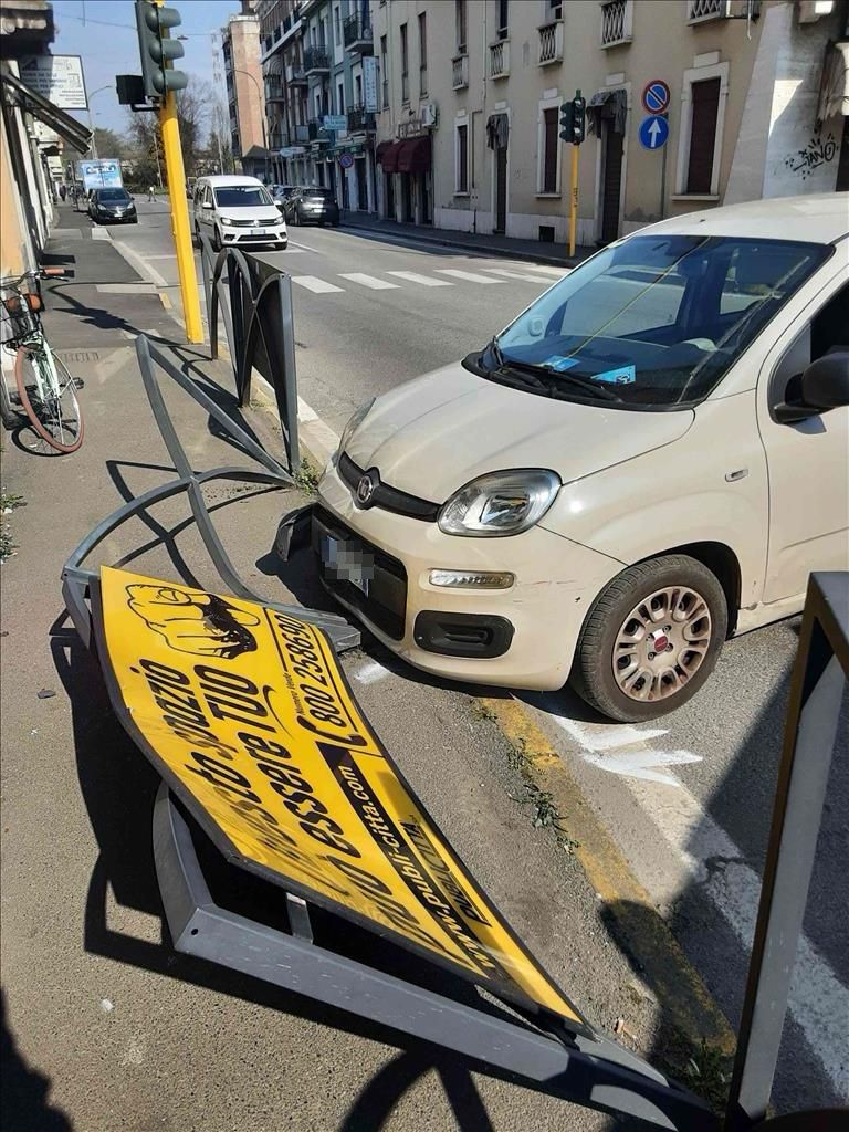 Anziana sbanda con l’auto e abbatte un cartellone a protezione del marciapiede