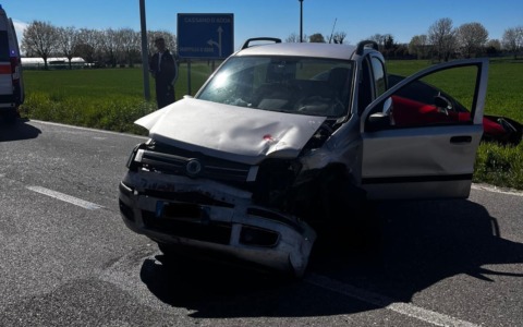 Schianto lungo la Sp 104, due automobilisti finiscono in ospedale