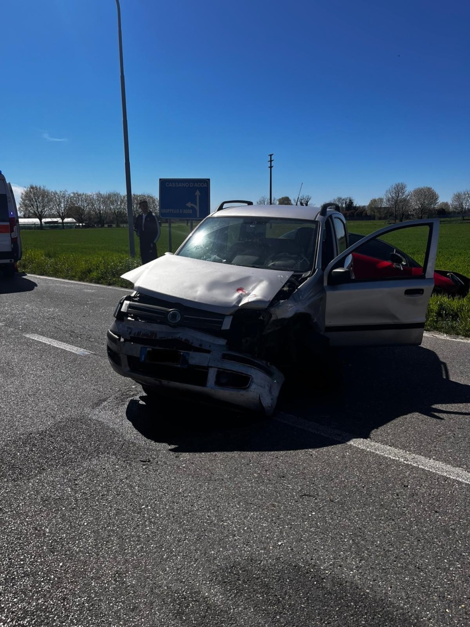 Schianto lungo la Sp 104, due automobilisti finiscono in ospedale