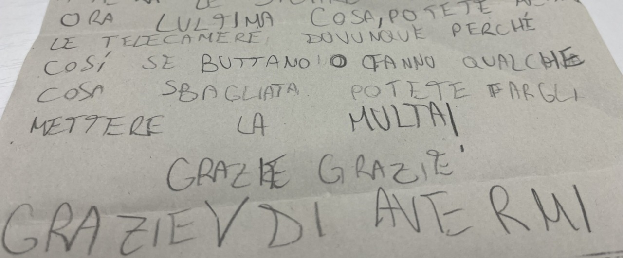 Bimba scrive una lettera contro i maleducati: “Servono le telecamere”. E viene convocata in Comune