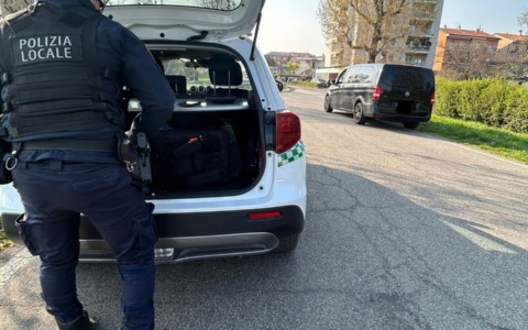 Fermato al volante senza revisione, con patente ritirata e con veicolo posto sotto sequestro: multa da 8mila euro